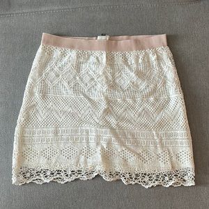 Cream embroidered mini skirt. Brand: American Eagle Outfitters. Size: 2